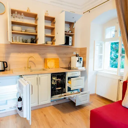 Проживание в семье Carlone House